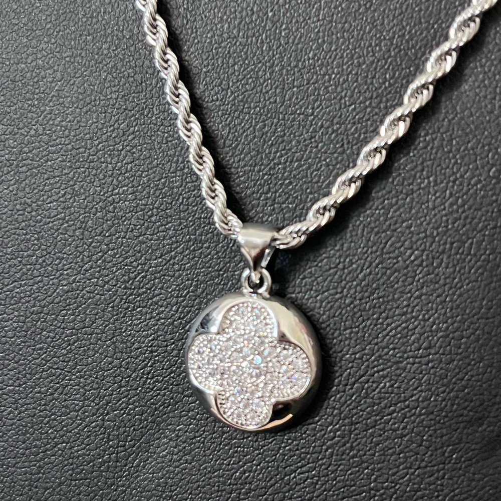 Silver plated 18in stainless steel rope necklace clover etched round pendant